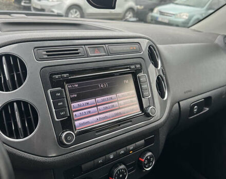 Червоний Фольксваген Тігуан, об'ємом двигуна 2 л та пробігом 140 тис. км за 11100 $, фото 23 на Automoto.ua