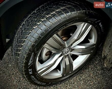 Красный Фольксваген Тигуан, объемом двигателя 1.98 л и пробегом 220 тыс. км за 19900 $, фото 17 на Automoto.ua