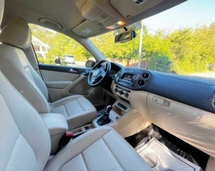 Красный Фольксваген Тигуан, объемом двигателя 2 л и пробегом 76 тыс. км за 2400 $, фото 9 на Automoto.ua