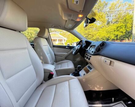 Красный Фольксваген Тигуан, объемом двигателя 2 л и пробегом 76 тыс. км за 2400 $, фото 8 на Automoto.ua