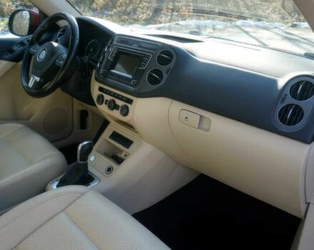 Красный Фольксваген Тигуан, объемом двигателя 2 л и пробегом 79 тыс. км за 7000 $, фото 7 на Automoto.ua