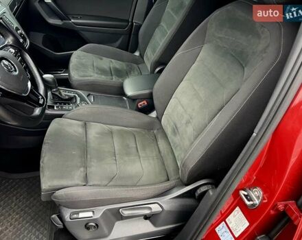 Красный Фольксваген Тигуан, объемом двигателя 1.98 л и пробегом 220 тыс. км за 19900 $, фото 30 на Automoto.ua