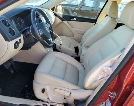 Красный Фольксваген Тигуан, объемом двигателя 2 л и пробегом 73 тыс. км за 10000 $, фото 6 на Automoto.ua