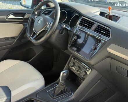 Красный Фольксваген Тигуан, объемом двигателя 2 л и пробегом 70 тыс. км за 17490 $, фото 14 на Automoto.ua