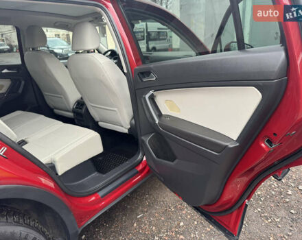 Червоний Фольксваген Тігуан, об'ємом двигуна 1.98 л та пробігом 176 тис. км за 16588 $, фото 4 на Automoto.ua