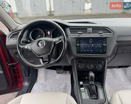 Червоний Фольксваген Тігуан, об'ємом двигуна 1.98 л та пробігом 176 тис. км за 16588 $, фото 11 на Automoto.ua