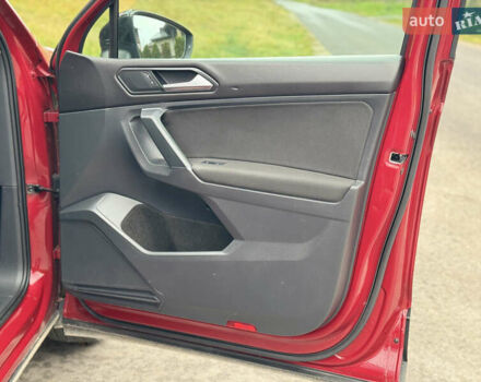 Красный Фольксваген Тигуан, объемом двигателя 2 л и пробегом 156 тыс. км за 16700 $, фото 63 на Automoto.ua