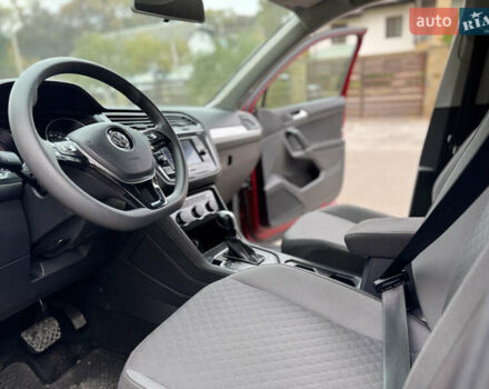 Красный Фольксваген Тигуан, объемом двигателя 2 л и пробегом 156 тыс. км за 16700 $, фото 73 на Automoto.ua