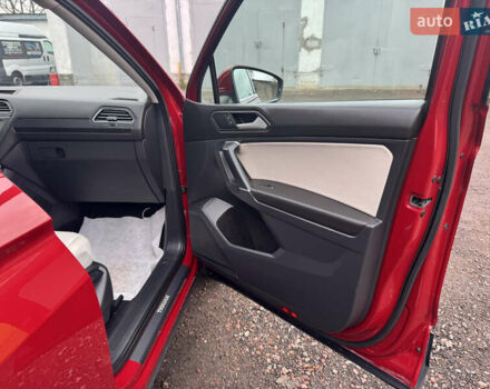 Червоний Фольксваген Тігуан, об'ємом двигуна 1.98 л та пробігом 176 тис. км за 16988 $, фото 21 на Automoto.ua