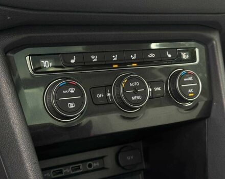 Красный Фольксваген Тигуан, объемом двигателя 2 л и пробегом 145 тыс. км за 20990 $, фото 20 на Automoto.ua