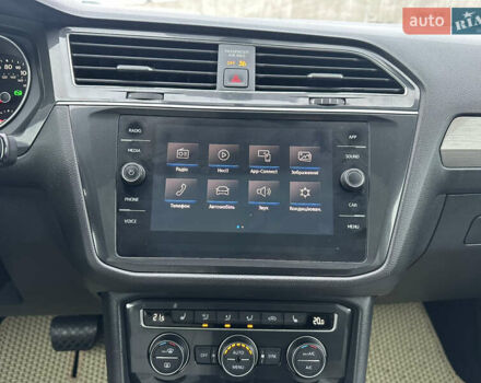 Красный Фольксваген Тигуан, объемом двигателя 2 л и пробегом 77 тыс. км за 20700 $, фото 30 на Automoto.ua