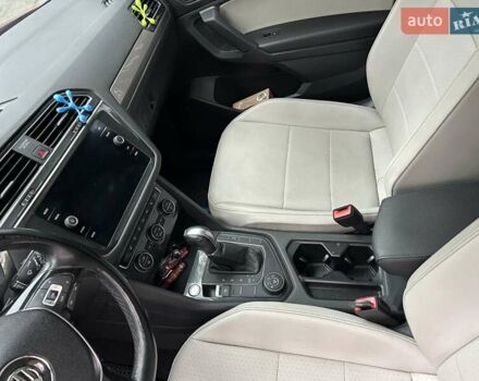 Червоний Фольксваген Тігуан, об'ємом двигуна 1.98 л та пробігом 140 тис. км за 17499 $, фото 10 на Automoto.ua