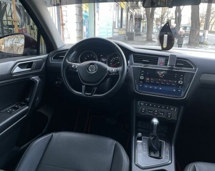 Червоний Фольксваген Тігуан, об'ємом двигуна 2 л та пробігом 99 тис. км за 20800 $, фото 20 на Automoto.ua