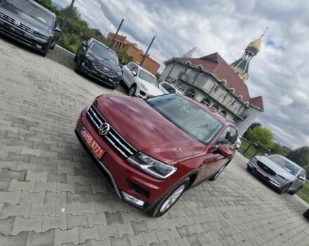 Красный Фольксваген Тигуан, объемом двигателя 2 л и пробегом 35 тыс. км за 17700 $, фото 1 на Automoto.ua