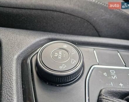 Красный Фольксваген Тигуан, объемом двигателя 2 л и пробегом 35 тыс. км за 17700 $, фото 35 на Automoto.ua