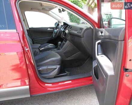 Красный Фольксваген Тигуан, объемом двигателя 2 л и пробегом 80 тыс. км за 21500 $, фото 38 на Automoto.ua