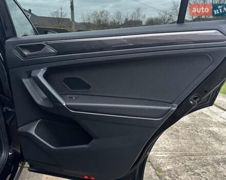 Красный Фольксваген Тигуан, объемом двигателя 2.03 л и пробегом 218 тыс. км за 27950 $, фото 60 на Automoto.ua