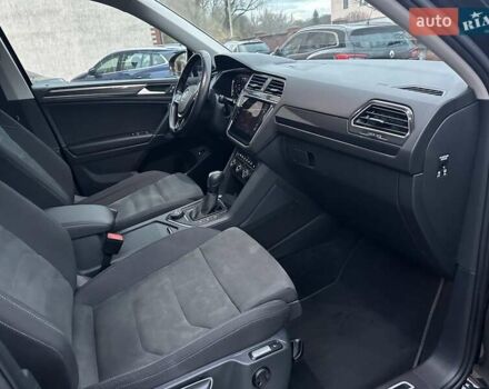 Красный Фольксваген Тигуан, объемом двигателя 2.03 л и пробегом 218 тыс. км за 27950 $, фото 41 на Automoto.ua