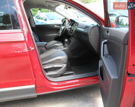 Красный Фольксваген Тигуан, объемом двигателя 2 л и пробегом 80 тыс. км за 21500 $, фото 89 на Automoto.ua