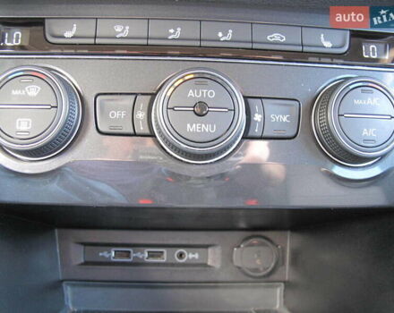 Красный Фольксваген Тигуан, объемом двигателя 2 л и пробегом 80 тыс. км за 21500 $, фото 71 на Automoto.ua