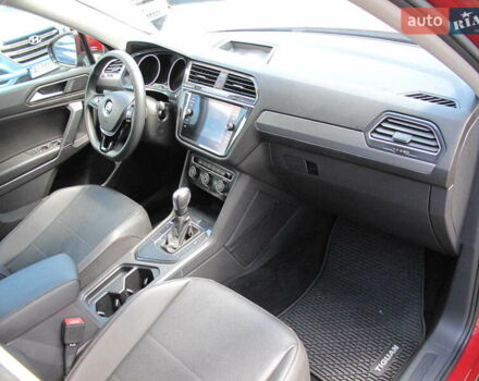 Красный Фольксваген Тигуан, объемом двигателя 2 л и пробегом 80 тыс. км за 21500 $, фото 90 на Automoto.ua