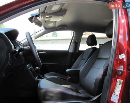 Красный Фольксваген Тигуан, объемом двигателя 2 л и пробегом 80 тыс. км за 21500 $, фото 20 на Automoto.ua