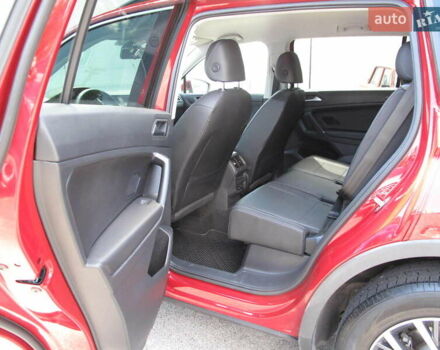 Красный Фольксваген Тигуан, объемом двигателя 2 л и пробегом 80 тыс. км за 21500 $, фото 87 на Automoto.ua