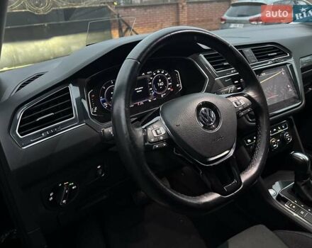 Красный Фольксваген Тигуан, объемом двигателя 2.03 л и пробегом 218 тыс. км за 27950 $, фото 75 на Automoto.ua