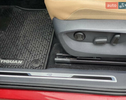 Червоний Фольксваген Тігуан, об'ємом двигуна 1.98 л та пробігом 51 тис. км за 26999 $, фото 67 на Automoto.ua