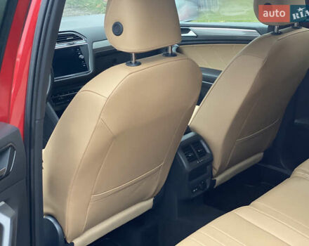 Червоний Фольксваген Тігуан, об'ємом двигуна 1.98 л та пробігом 51 тис. км за 26999 $, фото 64 на Automoto.ua