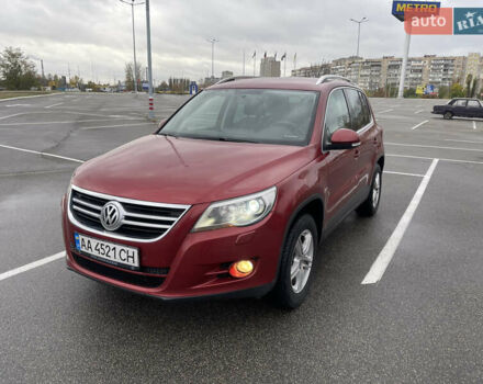 Красный Фольксваген Тигуан, объемом двигателя 2 л и пробегом 232 тыс. км за 10900 $, фото 1 на Automoto.ua