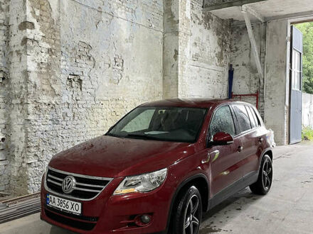 Фольксваген Тігуан 2010 у Києві на Automoto.ua Червоний Фольксваген Тігуан, об'ємом двигуна 2 л та пробігом 200 тис. км за 9600 $, фото 1 на Automoto.ua