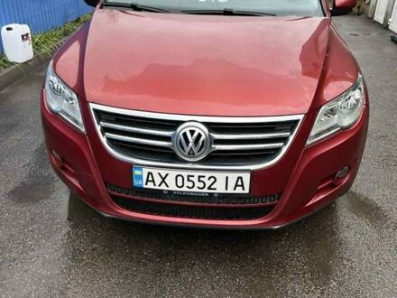 Красный Фольксваген Тигуан, объемом двигателя 1.98 л и пробегом 215 тыс. км за 10500 $, фото 1 на Automoto.ua