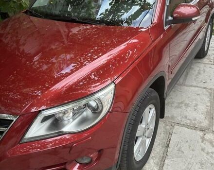 Красный Фольксваген Тигуан, объемом двигателя 2 л и пробегом 238 тыс. км за 12000 $, фото 1 на Automoto.ua