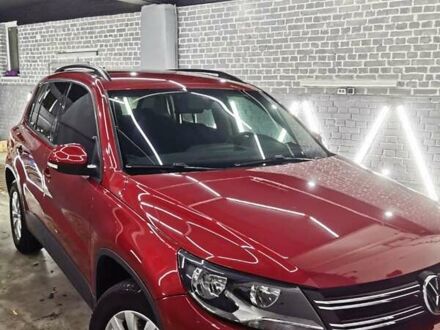 Красный Фольксваген Тигуан, объемом двигателя 1.99 л и пробегом 260 тыс. км за 13000 $, фото 1 на Automoto.ua