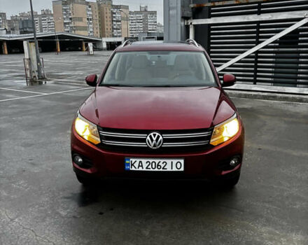 Красный Фольксваген Тигуан, объемом двигателя 1.98 л и пробегом 224 тыс. км за 11500 $, фото 1 на Automoto.ua