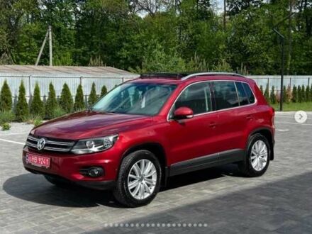 Красный Фольксваген Тигуан, объемом двигателя 2 л и пробегом 205 тыс. км за 12000 $, фото 1 на Automoto.ua