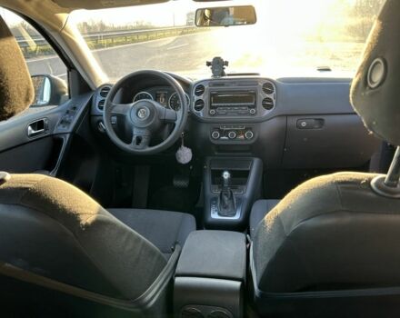 Сірий Фольксваген Тігуан, об'ємом двигуна 2 л та пробігом 220 тис. км за 11000 $, фото 5 на Automoto.ua