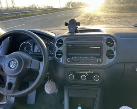 Сірий Фольксваген Тігуан, об'ємом двигуна 2 л та пробігом 220 тис. км за 11000 $, фото 4 на Automoto.ua