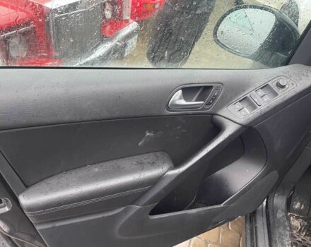 Сірий Фольксваген Тігуан, об'ємом двигуна 0 л та пробігом 208 тис. км за 11000 $, фото 11 на Automoto.ua