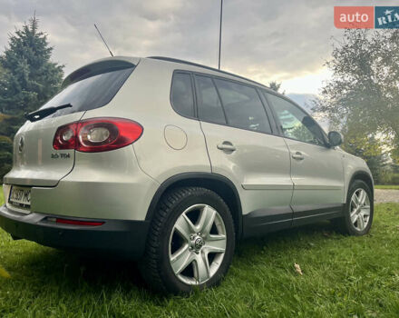 Серый Фольксваген Тигуан, объемом двигателя 2 л и пробегом 254 тыс. км за 10600 $, фото 4 на Automoto.ua