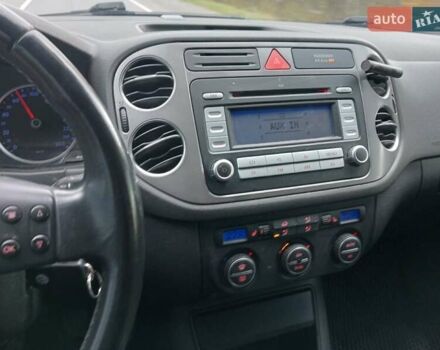 Серый Фольксваген Тигуан, объемом двигателя 2 л и пробегом 235 тыс. км за 9300 $, фото 7 на Automoto.ua