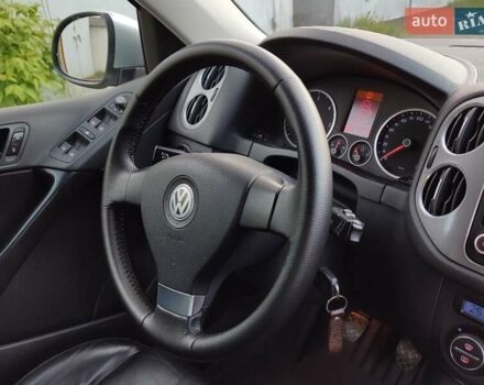 Серый Фольксваген Тигуан, объемом двигателя 1.97 л и пробегом 306 тыс. км за 10000 $, фото 28 на Automoto.ua