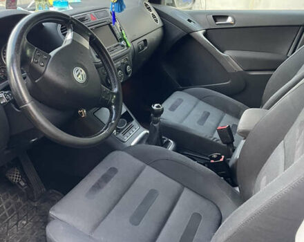 Серый Фольксваген Тигуан, объемом двигателя 2 л и пробегом 280 тыс. км за 10500 $, фото 4 на Automoto.ua