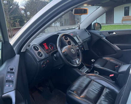 Серый Фольксваген Тигуан, объемом двигателя 2 л и пробегом 254 тыс. км за 10600 $, фото 24 на Automoto.ua