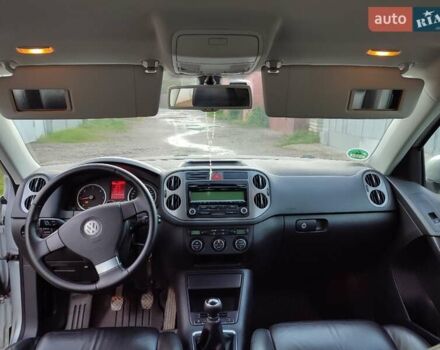 Серый Фольксваген Тигуан, объемом двигателя 1.97 л и пробегом 306 тыс. км за 10000 $, фото 29 на Automoto.ua