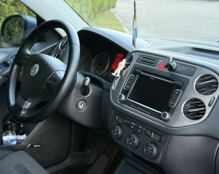 Сірий Фольксваген Тігуан, об'ємом двигуна 2 л та пробігом 265 тис. км за 9200 $, фото 5 на Automoto.ua