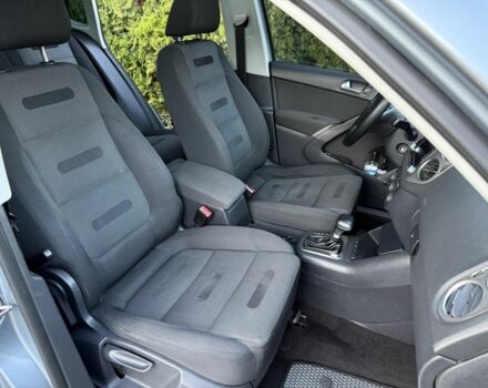 Сірий Фольксваген Тігуан, об'ємом двигуна 2 л та пробігом 265 тис. км за 9200 $, фото 4 на Automoto.ua