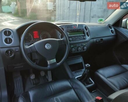 Серый Фольксваген Тигуан, объемом двигателя 1.97 л и пробегом 306 тыс. км за 10000 $, фото 22 на Automoto.ua