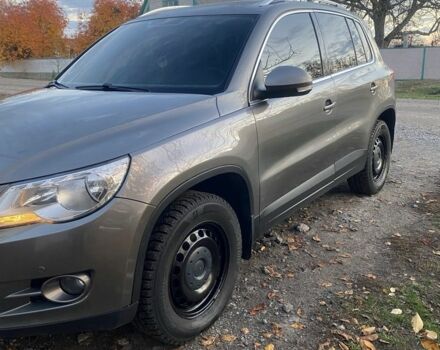 Серый Фольксваген Тигуан, объемом двигателя 2 л и пробегом 230 тыс. км за 11500 $, фото 2 на Automoto.ua